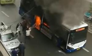 宜宾公交车起火1人伤：市民泼水敲玻璃