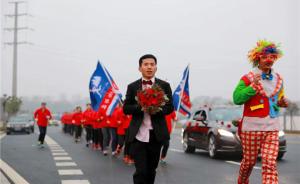 浙江小伙穿西装捧鲜花带着上百人，跑步10多公里迎接新娘