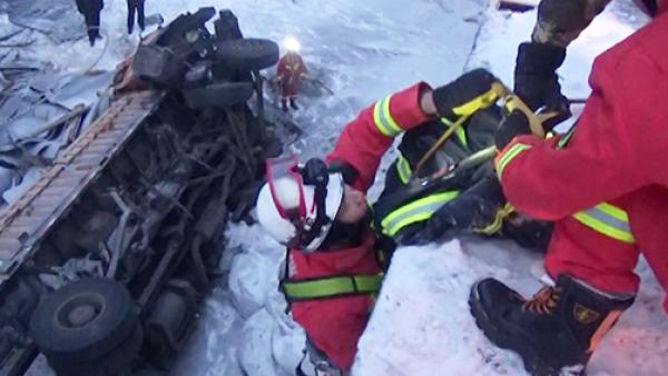 救援：雪天昌吉一货车坠入桥下1人受困