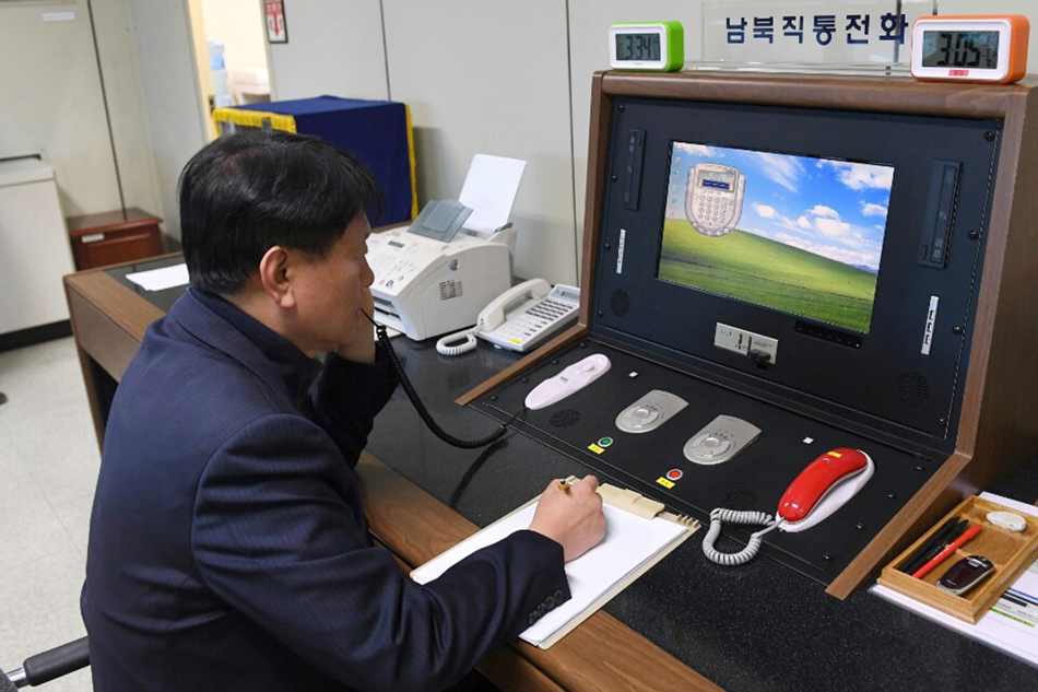 01-01-1月3日，在朝鲜半岛中部的板门店，一名韩国官员通过板门店联络热线与朝方通话。