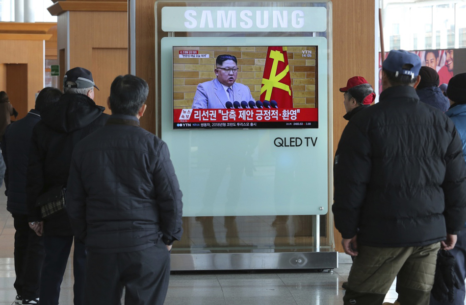 03-02-1月3日，在韩国首尔，人们聚集在电视屏幕前观看朝鲜最高领导人金正恩讲话。