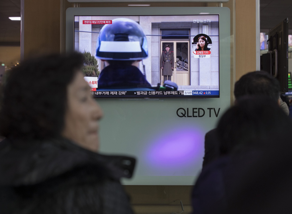 05-04-1月3日，在韩国首尔火车站，韩国民众在观看朝韩关系改善的相关新闻。2