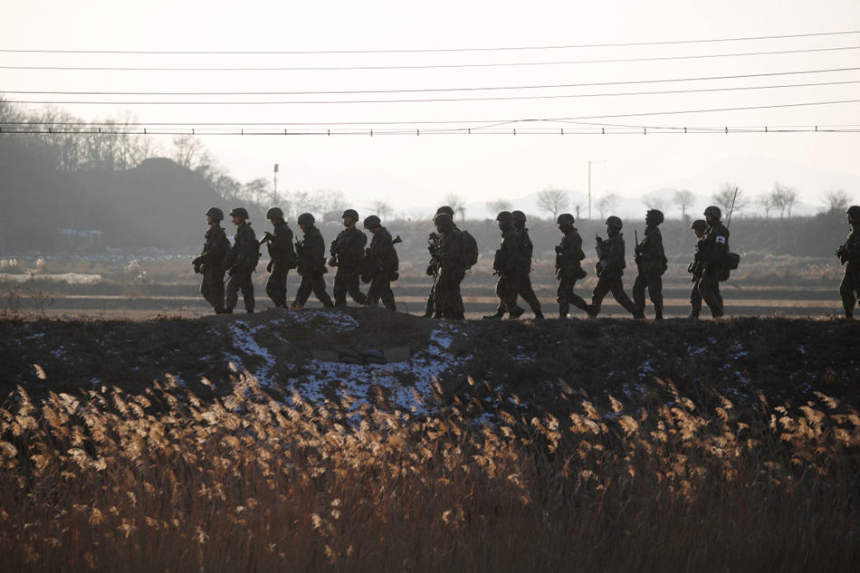 06-05-1月3日，在韩国坡州，韩国士兵在巡逻。