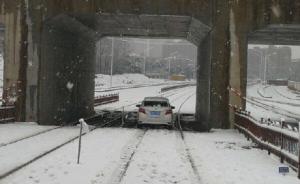 社会车辆雪天卡入轨道，南京麒麟有轨电车今晨中断数小时