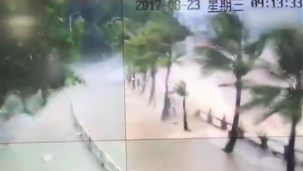 强台风“天鸽”袭广东：海水倒灌淹码头