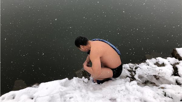 南京花神湖：冬泳大爷们水中戏雪