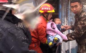 扬州一菜场雨棚因雪压垮，12人被困