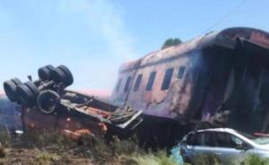 南非火车与卡车相撞事故已致12人死亡，另有百余人受伤