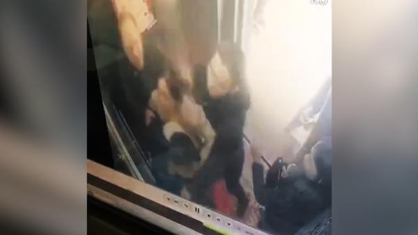 监拍：两男子电梯内殴打抱婴儿夫妇