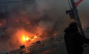 餐馆煤气罐爆炸:湖南双峰一超市着火