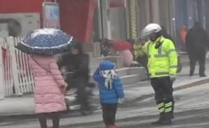 交警护送母子过马路敬礼道别,萌娃回敬