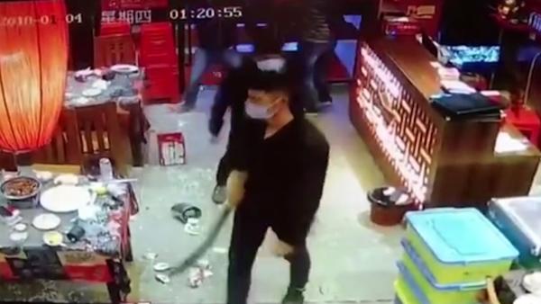 桂林：十余男子持长砍刀冲入餐厅打砸