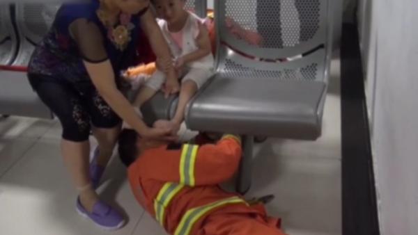女童腿卡铁椅，消防员施救全程淡定不哭