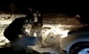 游客自驾游被困四川雪山，民警用手刨雪成功解救