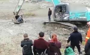 好技术！2儿童身陷河道被挖掘机救起