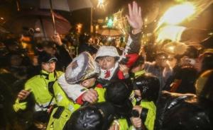 台湾今起审查“劳基法”修正草案：民意代表抗议，被强制驱离