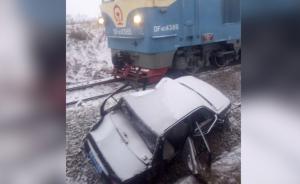 实拍：哈尔滨火车与轿车剐碰致2死