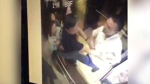 电梯搭讪未果，男子辱骂殴打女孩后逃走