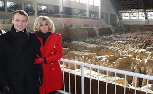 法国总统马克龙夫妇在西安参观兵马俑
