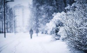安徽界首中小学生因降雪停课，乡村教师徒步50余公里送试卷