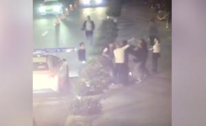 未挂牌车被拦,车主和5保安互殴全被拘