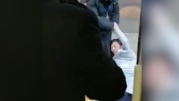 女教师挡高铁门完整视频：这样做有错吗