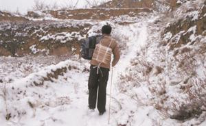 期末考遇大雪封路，甘肃天水教师背3000份试卷徒步上山