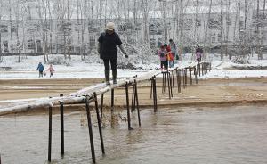 陕西城固67个娃每天“荡”过竹桥上学，村民盼架“安全桥”