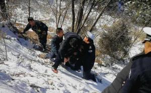 陕西甘泉一运钞车雪地翻下20米深沟，干部下乡路过参与营救