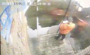 生前监控曝光:9岁男孩被母亲木棍打死