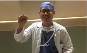 美国华裔医生发单膝跪地照抗议“白人至上主义”，遭医院停职