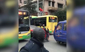 女子爬公交车顶，飞身跳上轿车脱鞋袭警