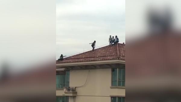 8名学生爬上34楼屋顶玩耍：觉得无聊