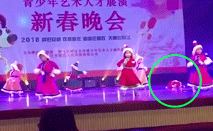 表演时趴舞台上睡着，3岁女娃萌翻全场