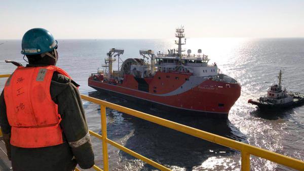 全球首型深海原油中转船在启东试航