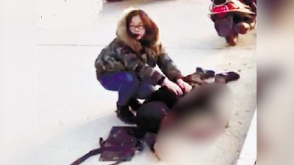 快递哥倒地血流满地,女司机救人后离开