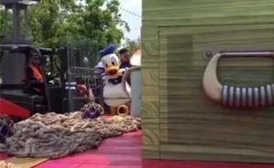 上海迪士尼“唐老鸭”身体不适，为保持角色形象始终着演出服