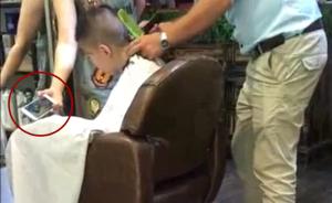 小孩理发,家长全程当起人肉“手机架”