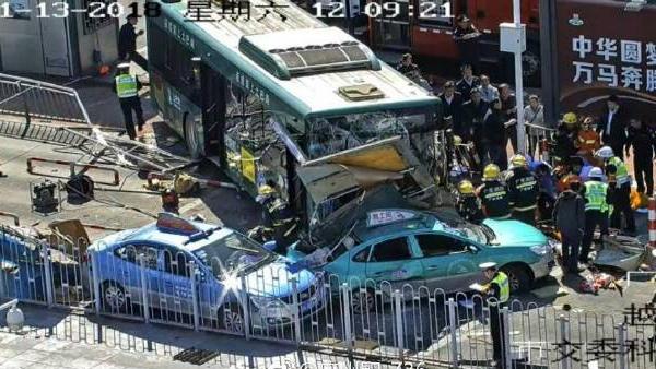 广州一公交车疑失控，连撞4车致3人伤