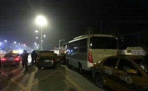 湖南湘潭运送学生巴士遭出租车司机围堵致误机，警方已介入