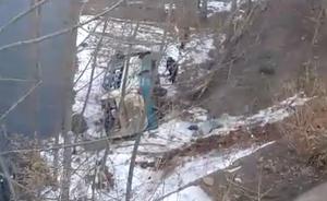 路面结冰，河南一客车侧翻坠沟致4人伤