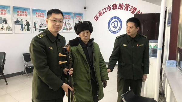 买板胡老人独自徒步高速路:已离家三天