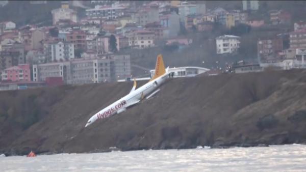 土耳其客机冲出跑道险坠海，幸无伤亡