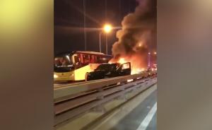 厦门：大众追尾保时捷起火，两车烧毁