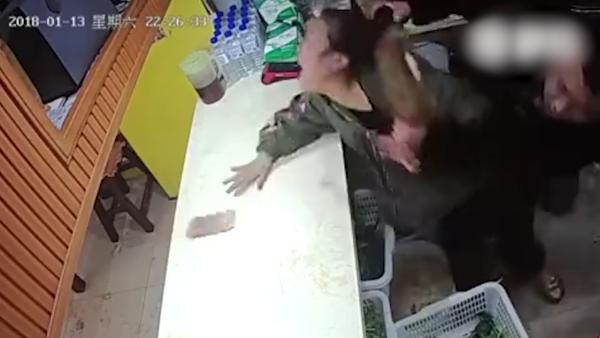 麻辣烫女店主被殴打案告破：两男子被拘