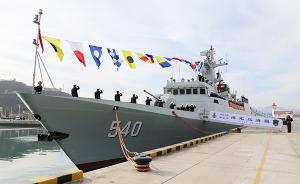 新一代轻型护卫舰乌海舰入列命名授旗仪式在大连某军港举行