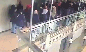 惊险时刻:印尼证交所二楼塌陷瞬间