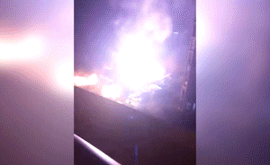 嘉兴：饲料厂突发大火，爆炸声不断
