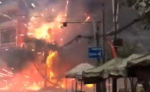 广西一超市起火，现场烟花爆炸声不断