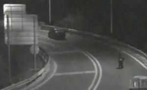 男子酒驾,女友劝阻无果下车报警